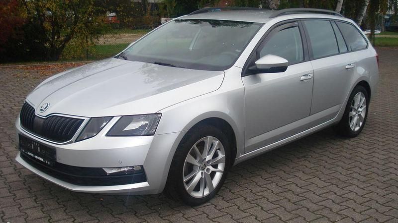 Silber Gebraucht 2018 Skoda Octavia Ambition Kombi | 8.999 € (Fairer Preis) - Bild 1/4