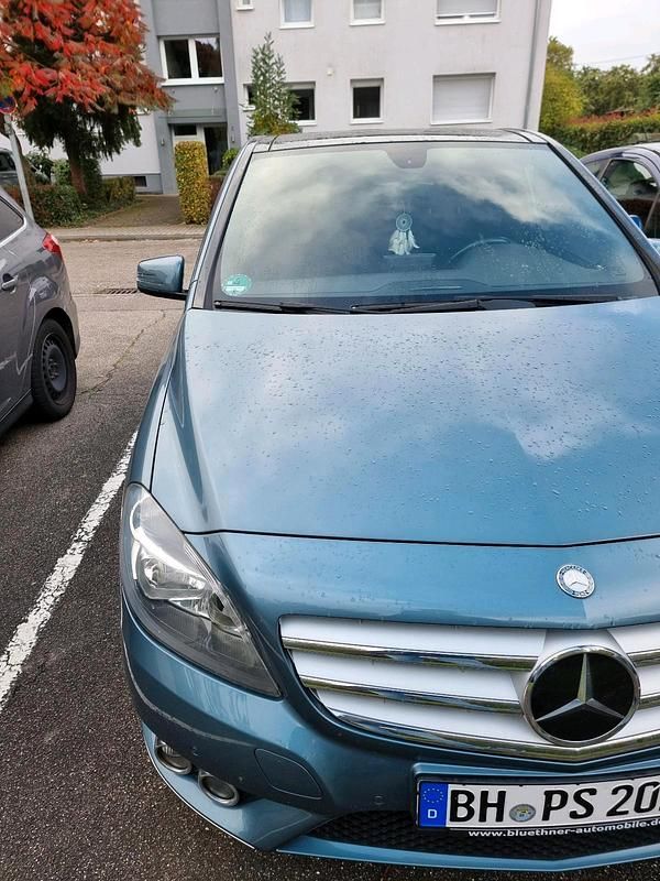Blau Gebraucht 2013 Mercedes B180 Van / Kleinbus | 6.500 € (Superpreis) - Bild 1/4