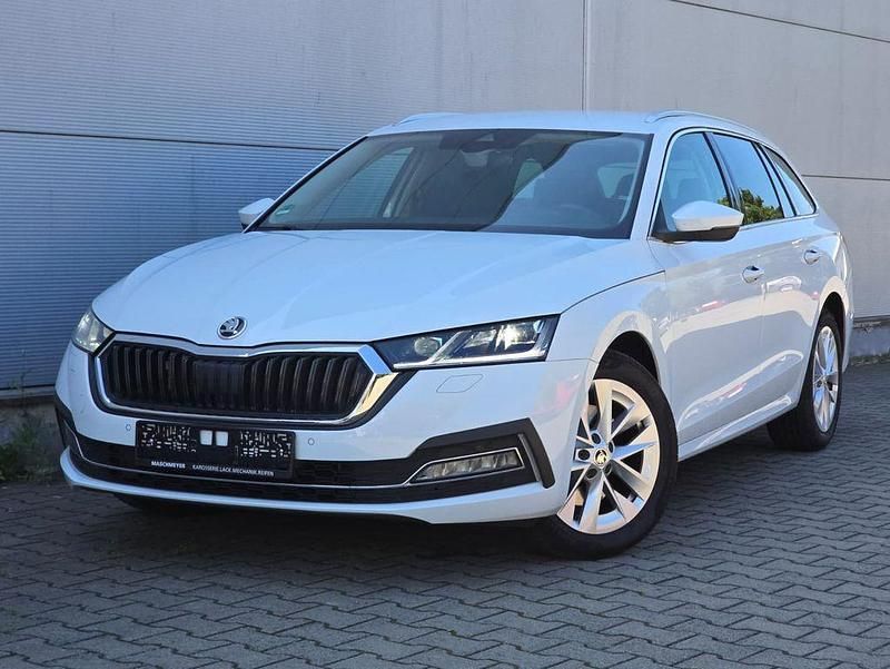 Bila moon/moon white Gebraucht 2020 Skoda Octavia First Edition Kombi | 16.500 € (Fairer Preis) - Bild 1/4