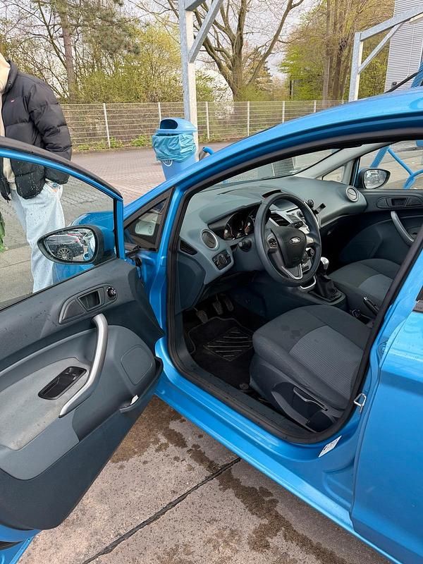 Gebraucht Ford Fiesta 70 PS (51 kW) 2011 Blau Kleinwagen