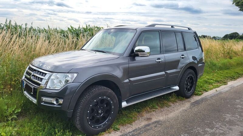 Grau Gebraucht 2018 Mitsubishi Pajero Edition SUV | 37.400 € (Fairer Preis) - Bild 1/4