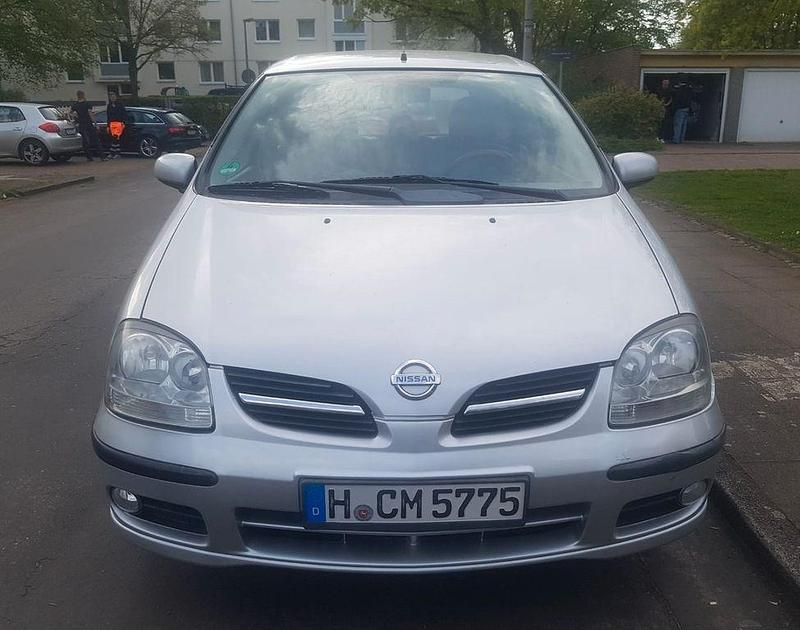 Gebraucht Nissan Almera Tino 116 PS (85 kW) 2003 Silber Van / Kleinbus
