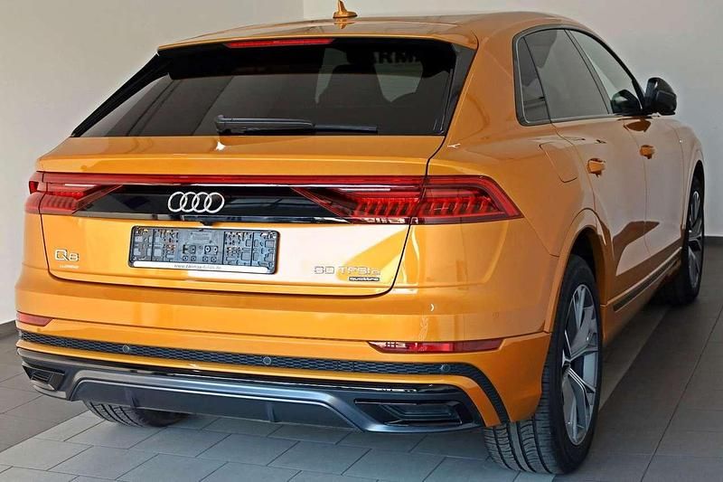 Gebraucht Audi Q8 Ambiente 462 PS (339 kW) 2022 Sakhirgold (metallic) SUV