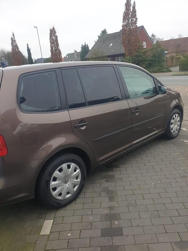Gebraucht VW Touran 105 PS (77 kW) 2015 Braun Van / Kleinbus