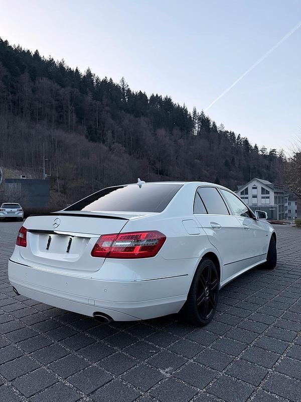 Gebraucht Mercedes E350 265 PS (194 kW) 2011 Weiß Limousine