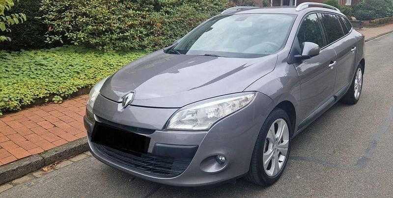 Grau Gebraucht 2010 Renault Mégane III Limousine | 3.390 € (Guter Preis) - Bild 1/4