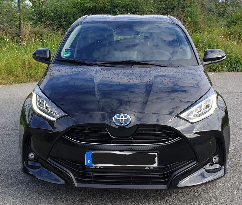 Schwarz Gebraucht 2021 Toyota Yaris Hybrid Team Limousine | 21.550 € (Etwas zu teuer) - Bild 1/4