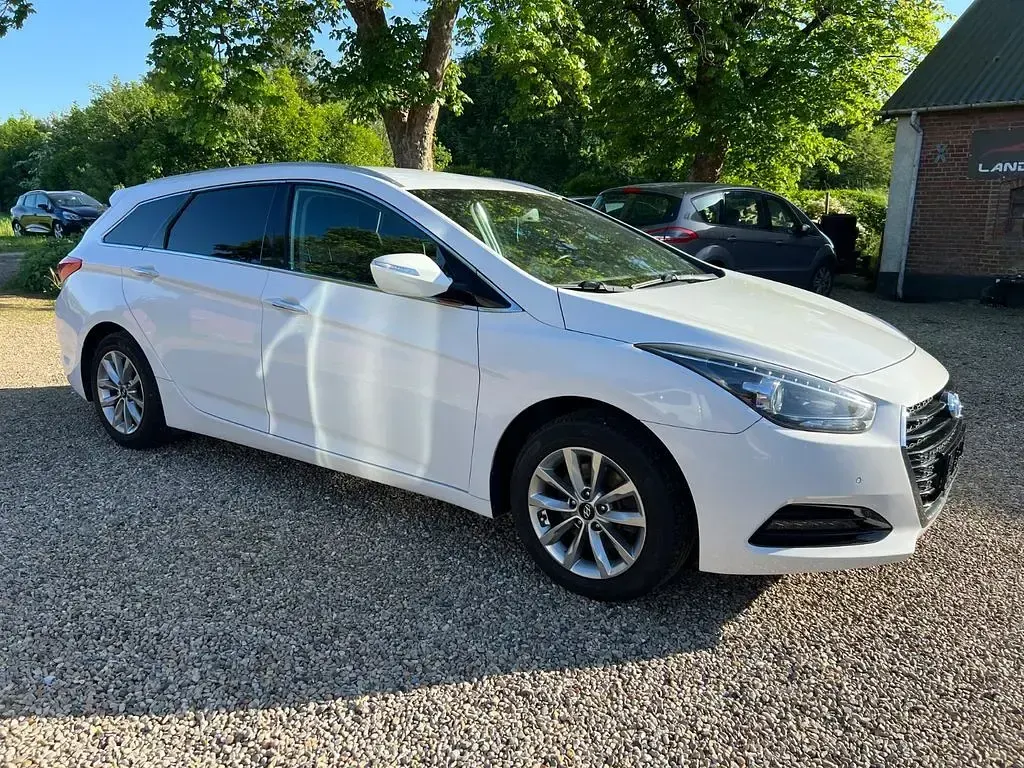 Gebraucht Hyundai i40 Trend 116 PS (85 kW) 2016 Weiß Limousine