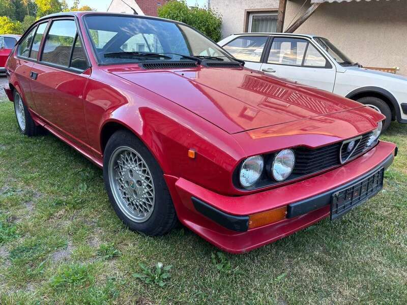 Rot Gebraucht 1982 Alfa Romeo GTV Coupé | 16.500 € - Bild 1/4
