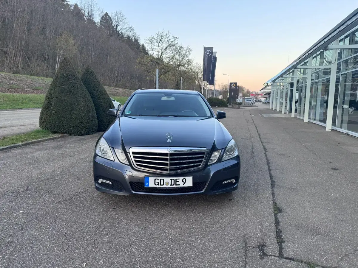 Gebraucht Mercedes E250 Avantgarde 204 PS (150 kW) 2009 Grau Limousine