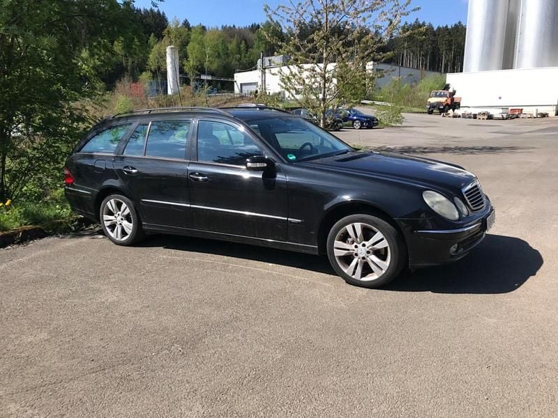 Schwarz Gebraucht 2004 Mercedes E320 Avantgarde Kombi | 1.800 € (Superpreis) - Bild 1/4