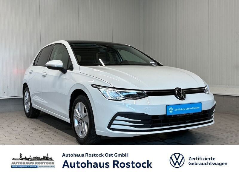 Oryxweiß perlmutteffekt (metallic) Gebraucht 2024 VW Golf VIII Life Limousine | 23.250 € (Fairer Preis) - Bild 1/4