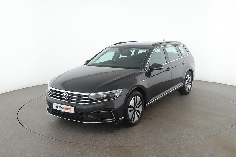 Grau Gebraucht 2022 VW Passat GTE Kombi | 28.600 € (Teuer) - Bild 1/3