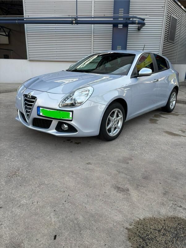 Andere außenfarben Gebraucht 2014 Alfa Romeo Giulietta Turismo Kleinwagen | 11.400 € - Bild 1/4