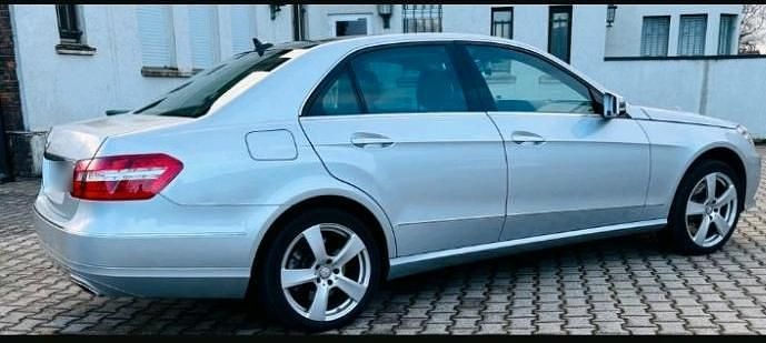 Gebraucht Mercedes E500 388 PS (285 kW) 2010 Silber Limousine