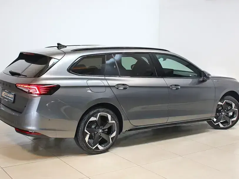 Gebraucht Skoda Superb SportLine 204 PS (150 kW) 2025 Graphitegrau Kombi