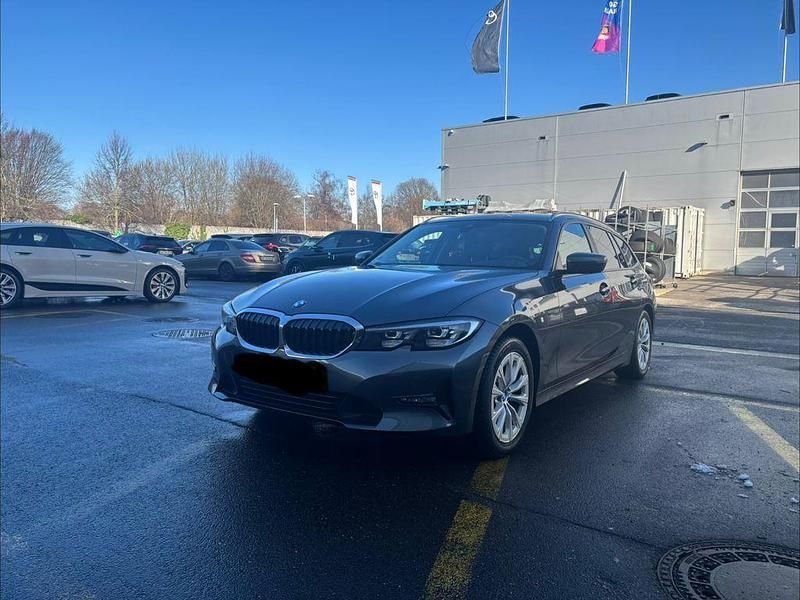 Grau Gebraucht 2021 BMW 318 Advantage Kombi | 17.949 € (Fairer Preis) - Bild 1/4