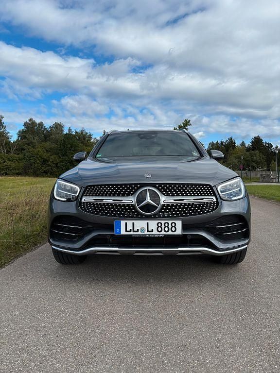 Grau Gebraucht 2020 Mercedes GLC300 AMG line SUV | 38.000 € (Superpreis) - Bild 1/4