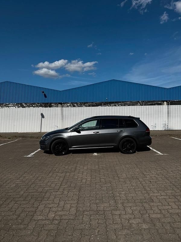 Grau Gebraucht 2017 VW Golf VII Kombi | 10.800 € (Etwas zu teuer) - Bild 1/4