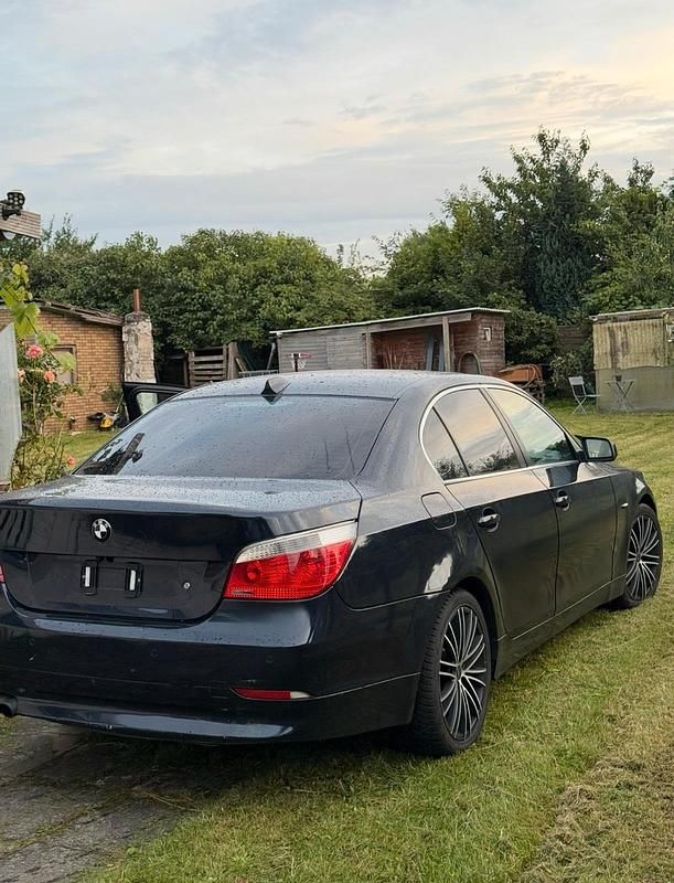 Blau Gebraucht 2006 BMW 523 Limousine | 4.600 € (Fairer Preis) - Bild 1/4