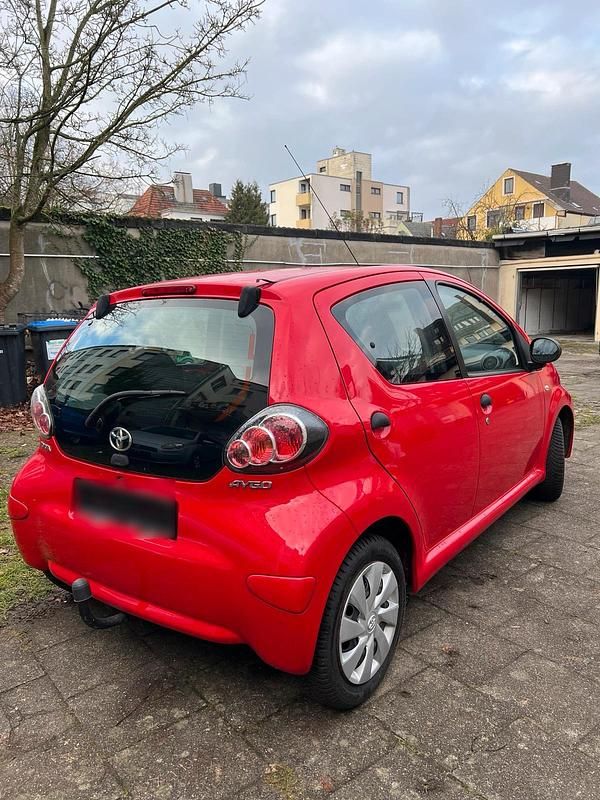 Gebraucht Toyota Aygo 68 PS (50 kW) 2012 Rot Kleinwagen