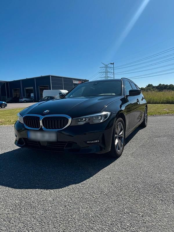 Schwarz Gebraucht 2020 BMW 320 Sport Line Kombi | 23.500 € (Fairer Preis) - Bild 1/4