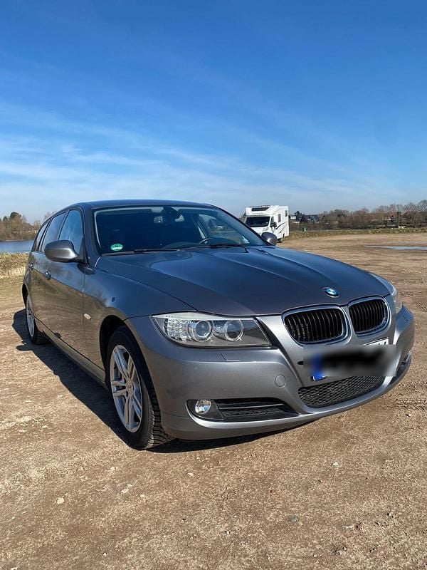 Silber Gebraucht 2011 BMW 320 Kombi | 5.500 € (Superpreis) - Bild 1/4