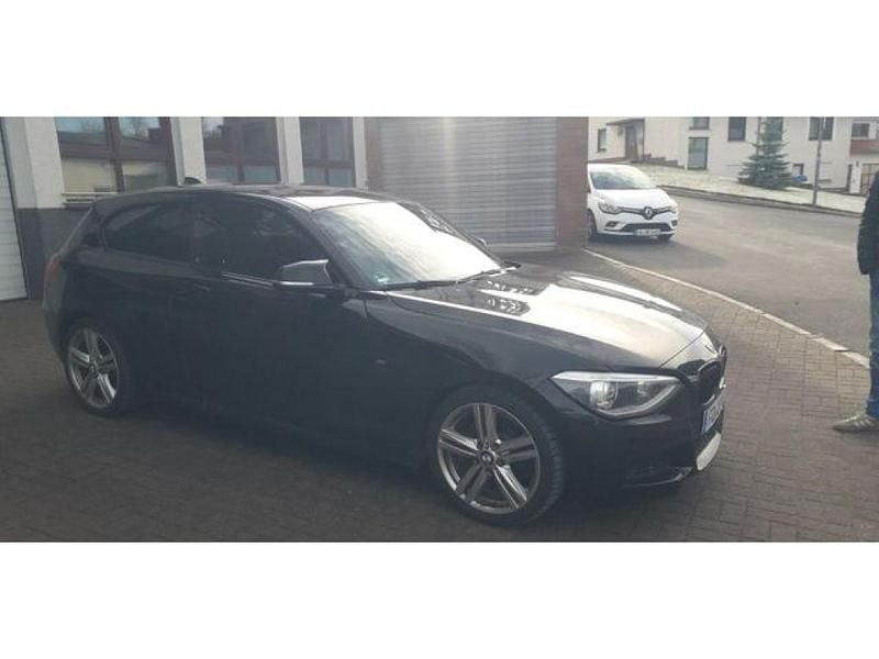 Black sapphire metallic (metallic) Gebraucht 2013 BMW 116 Kleinwagen | 4.990 € (Superpreis) - Bild 1/4