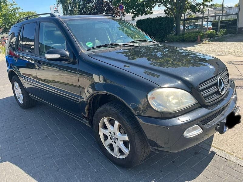 Schwarz Gebraucht 2002 Mercedes ML270 SUV | 1.950 € - Bild 1/4
