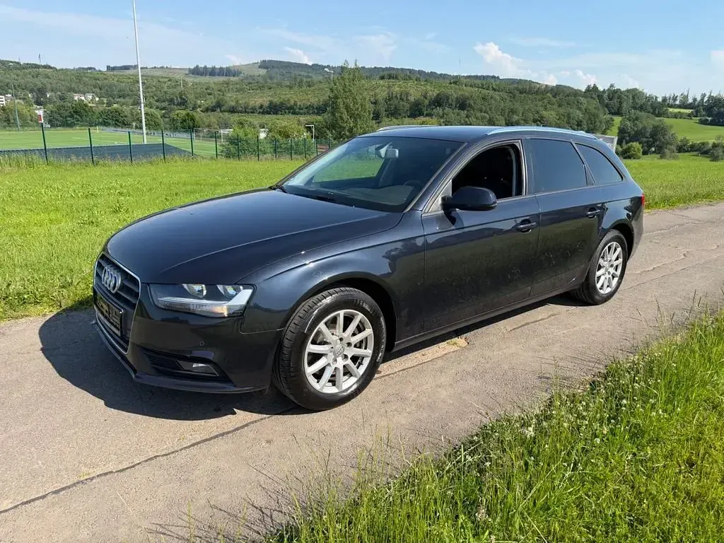 Gebraucht Audi A4 Attraction 177 PS (130 kW) 2014 Blau Kombi