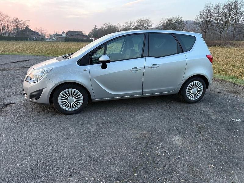 Gebraucht Opel Meriva Edition 101 PS (74 kW) 2011 Silber Van / Kleinbus