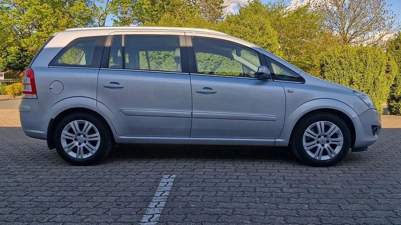 Gebraucht Opel Zafira Innovation 150 PS (110 kW) 2009 Silber Van / Kleinbus