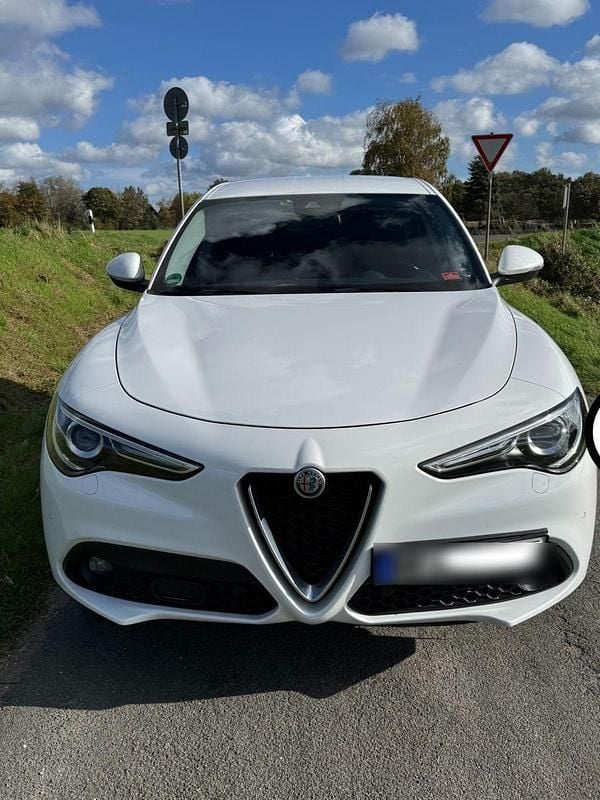 Weiß Gebraucht 2017 Alfa Romeo Stelvio Super SUV | 20.400 € (Fairer Preis) - Bild 1/4