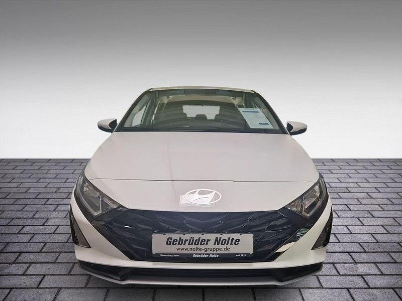 Neu Hyundai i20 Select 101 PS (74 kW) 2025 Atlas white Limousine