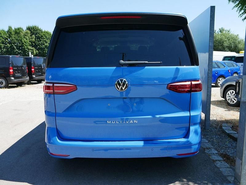 Neu VW Multivan Life 150 PS (110 kW) 2025 Medium blue metallic Van