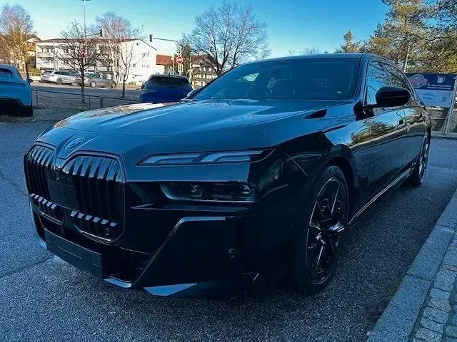 Gebraucht BMW 740 Sport Line 286 PS (210 kW) 2025 Schwarz Limousine
