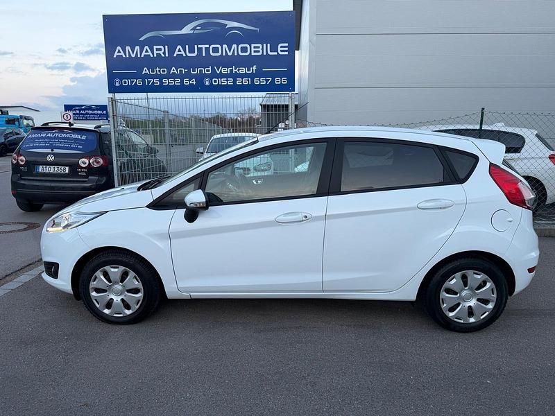 Gebraucht Ford Fiesta Trend 101 PS (74 kW) 2015 Weiß Kleinwagen