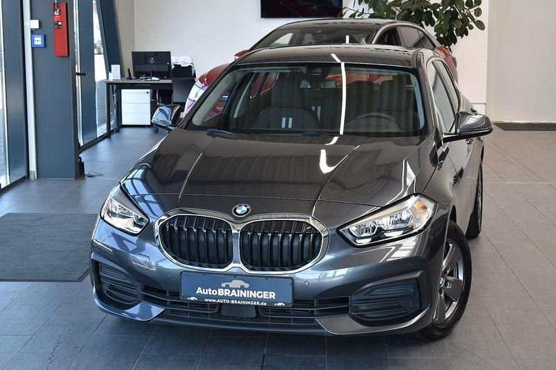 Mineralgrau Gebraucht 2020 BMW 118 Advantage Kleinwagen | 21.980 € (Fairer Preis) - Bild 1/4