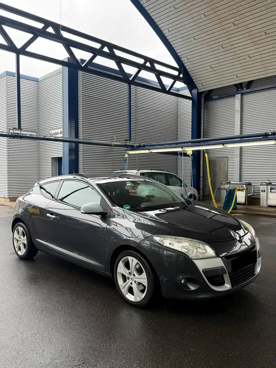 Gebraucht Renault Mégane Coupé Dynamique 131 PS (96 kW) 2010 Schwarz Coupé