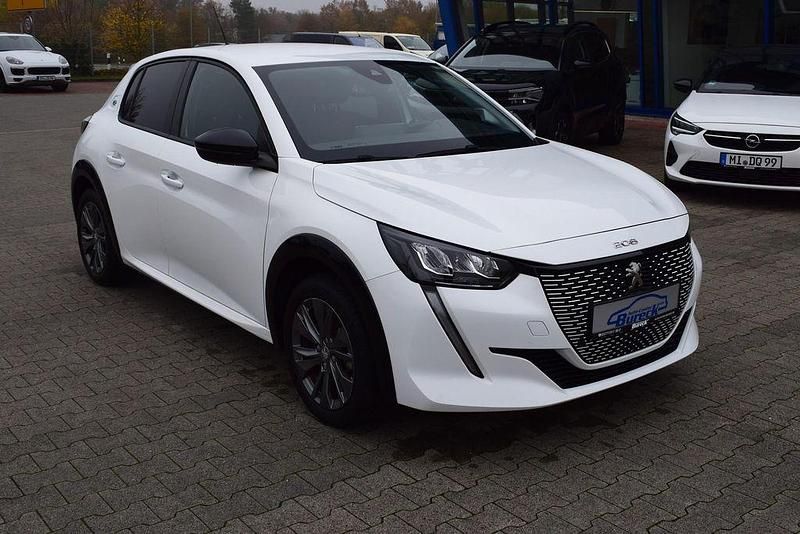 Weiß Gebraucht 2023 Peugeot e-208 Allure Kleinwagen | 17.780 € (Superpreis) - Bild 1/4