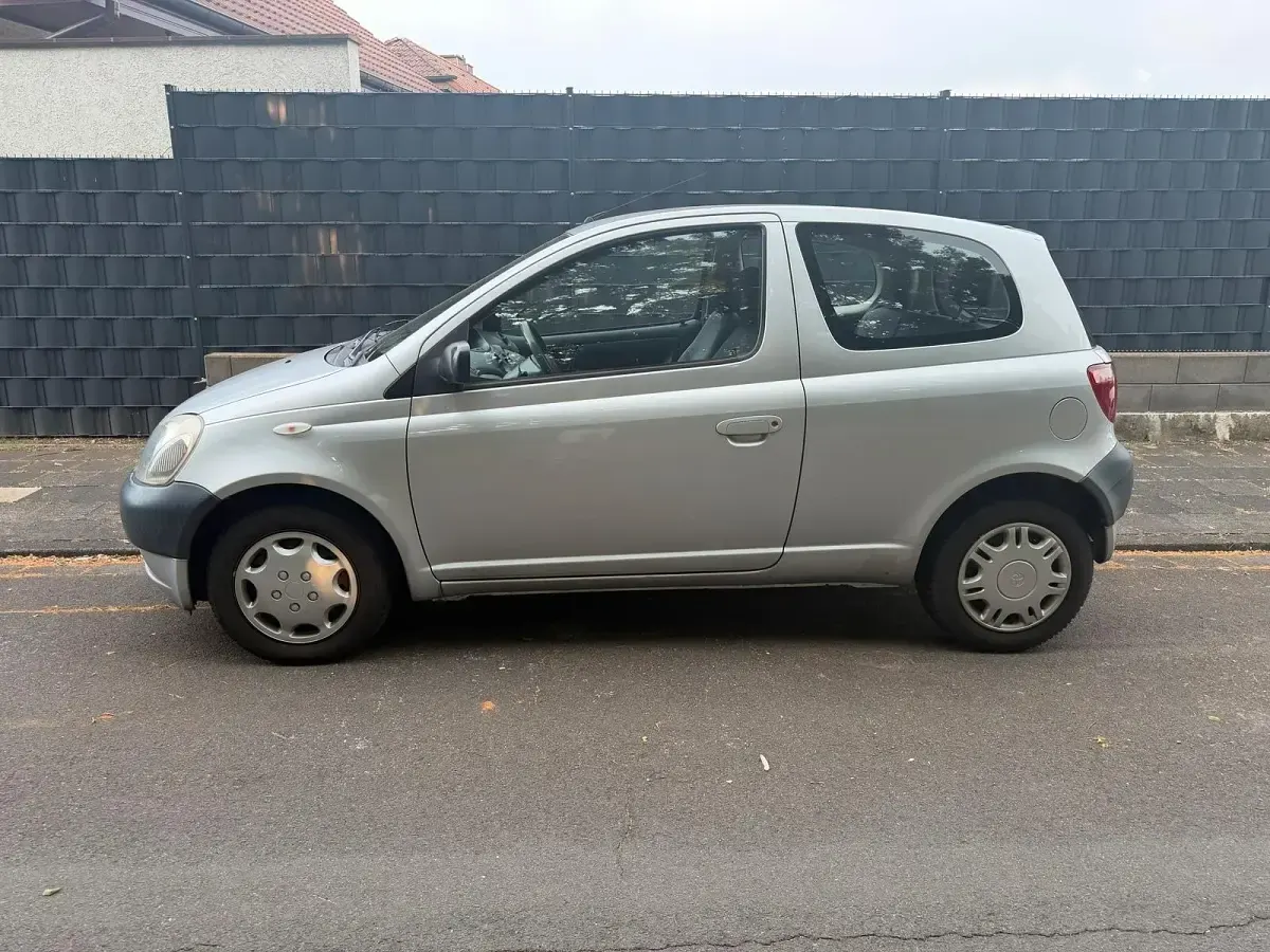 Gebraucht Toyota Yaris Eco 68 PS (50 kW) 2000 Silber Kleinwagen