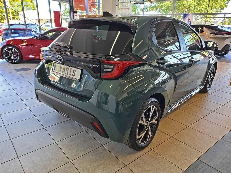 Neu Toyota Yaris Hybrid Comfort 92 PS (67 kW) 2025 Grün Limousine