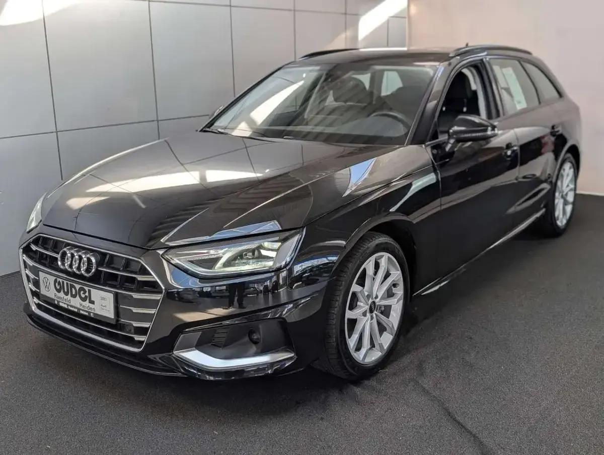 Używany Audi A4 Advanced 204 KM (150 kW) 2023 Czarny Kombi