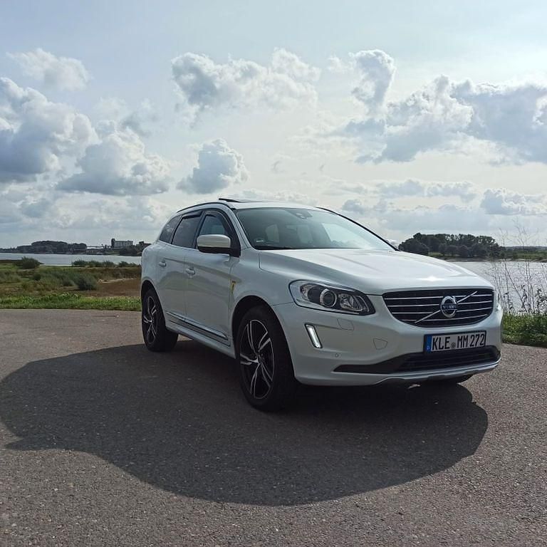 Weiß Gebraucht 2013 Volvo XC60 Summum SUV | 15.900 € (Fairer Preis) - Bild 1/4
