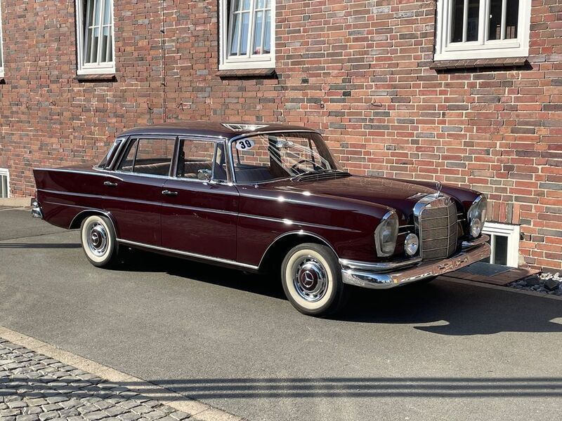Rot Gebraucht 1966 Mercedes W111 Limousine | 24.500 € - Bild 1/4