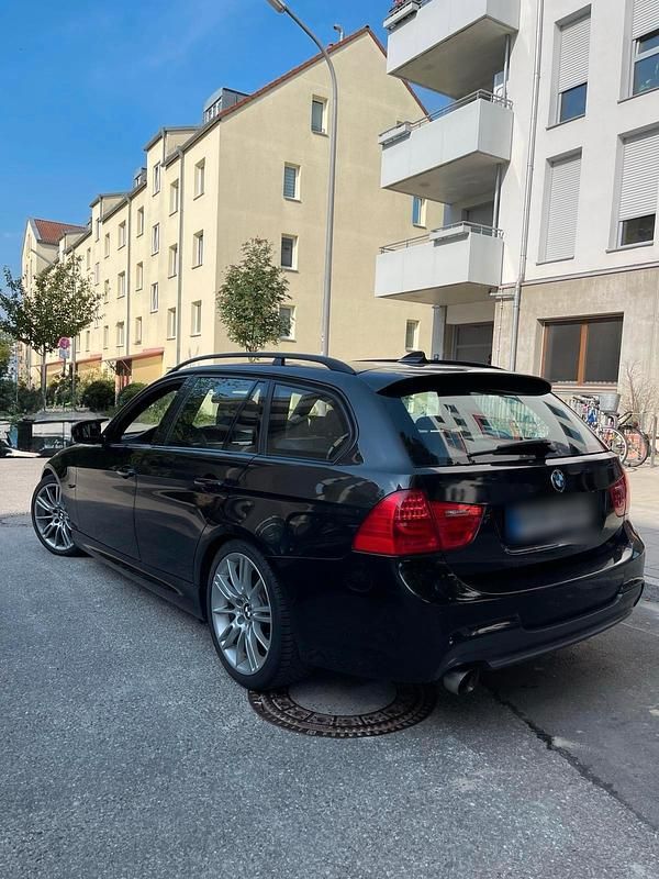 Schwarz Gebraucht 2009 BMW 320 Kombi | 5.000 € (Fairer Preis) - Bild 1/4