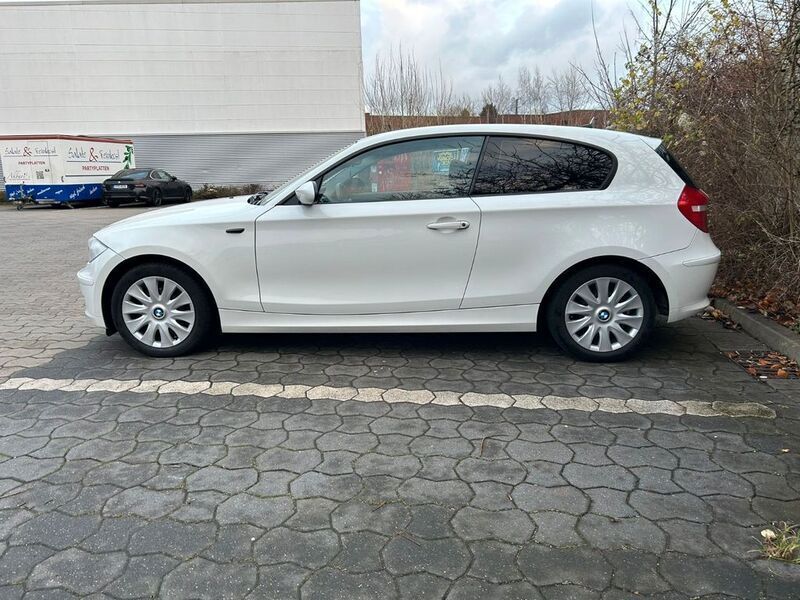 Weiß Gebraucht 2009 BMW 116 Kleinwagen | 3.900 € (Guter Preis) - Bild 1/4
