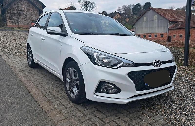 Gebraucht Hyundai i20 84 PS (61 kW) 2019 Weiß Kleinwagen