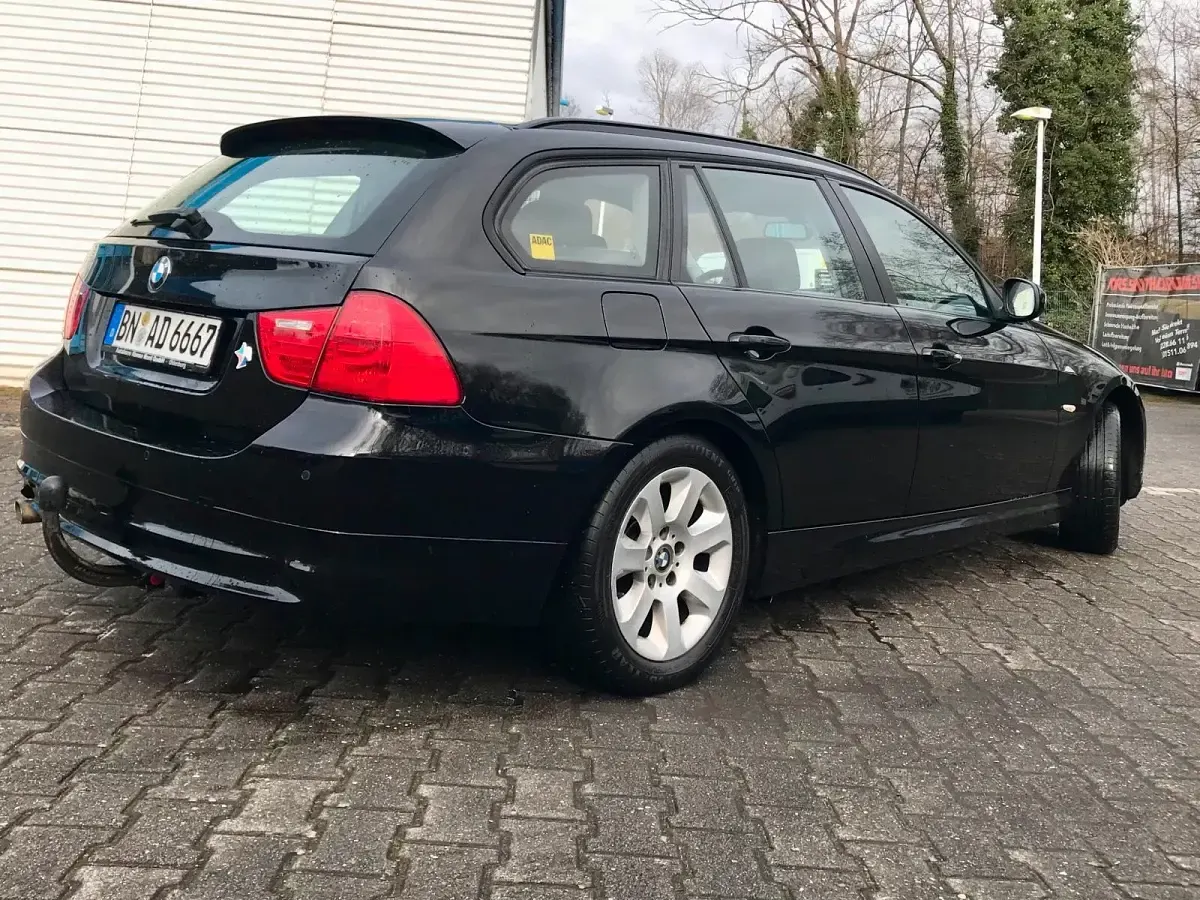 Gebraucht BMW 318 143 PS (105 kW) 2012 Schwarz Kombi
