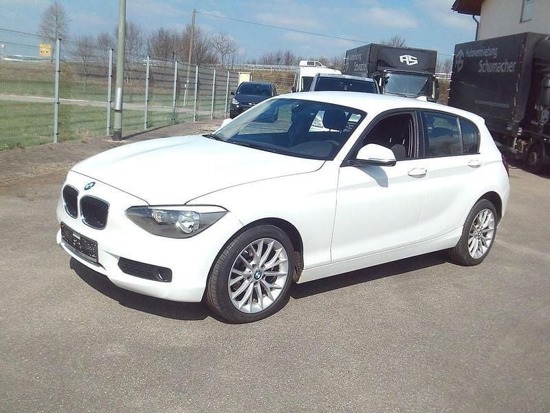 Weiß Gebraucht 2012 BMW 116 Sport Line Kleinwagen | 5.400 € (Superpreis) - Bild 1/4